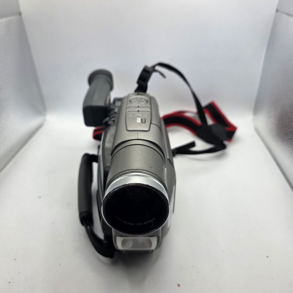 JVC VHS-C Camcorder 600x Zoom w/ Battery 3 Maxell Tapes Bag Untested